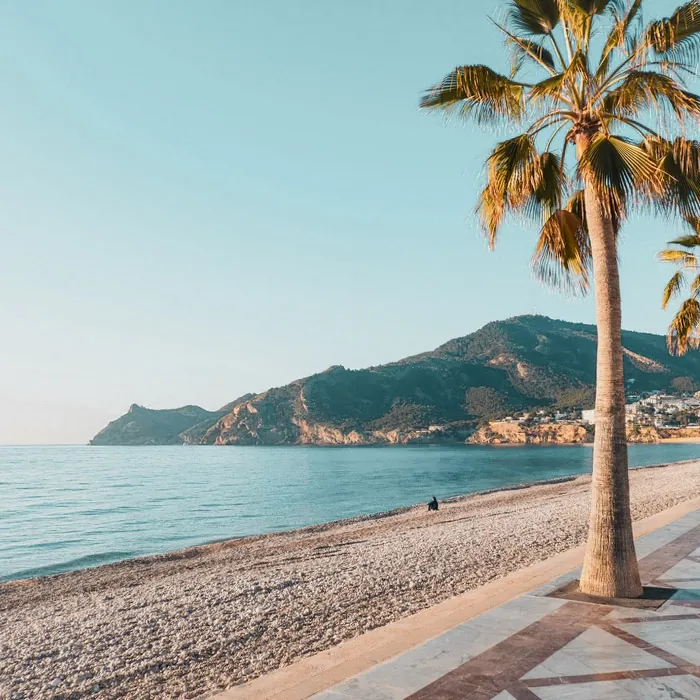 El paseo marítimo junto a la playa, casi vacío