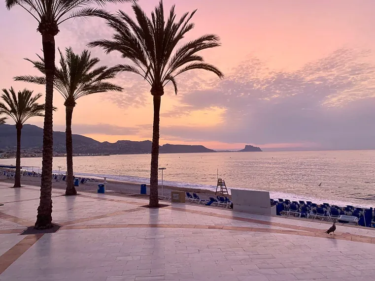 Cielo rosado sobre el mar desde el paseo del Albir