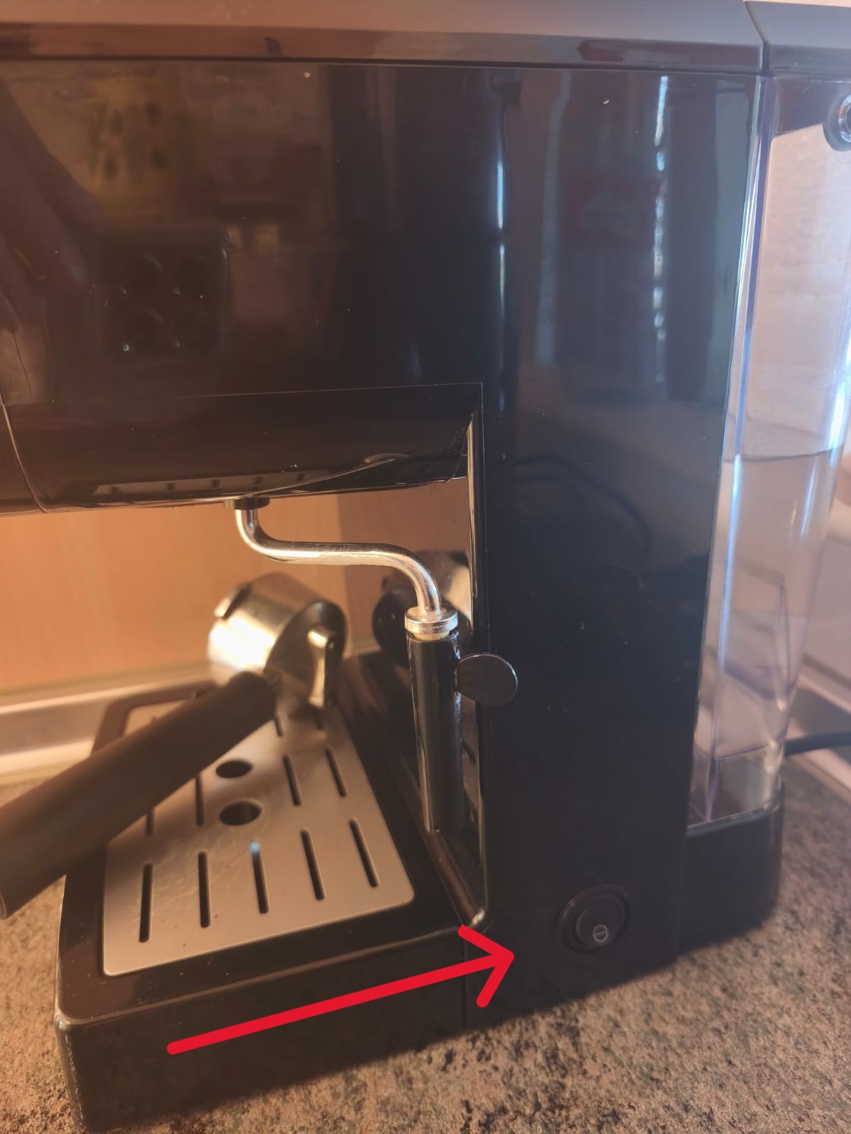 Perilla de encendido, en el costado derecho de la cafetera