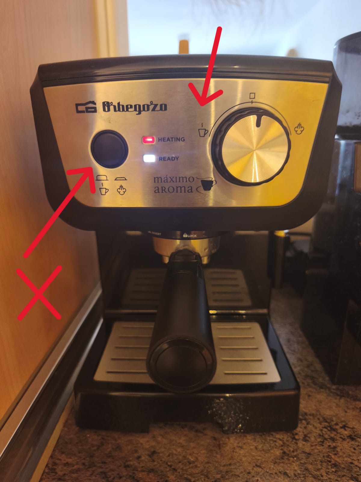 El mando de la cafetera y la luz de ready
